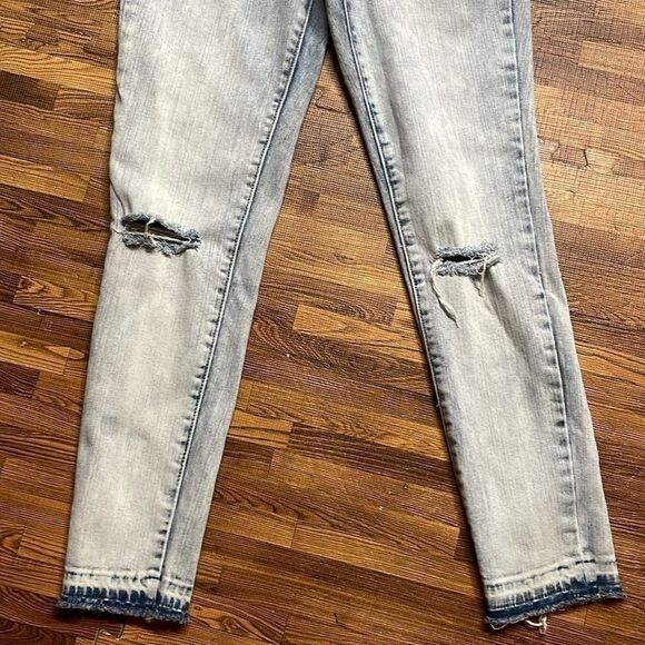Bullhead women’s midrise skinniest ankle light wash distressed jeans. Size 27. - Picture 4 of 8
